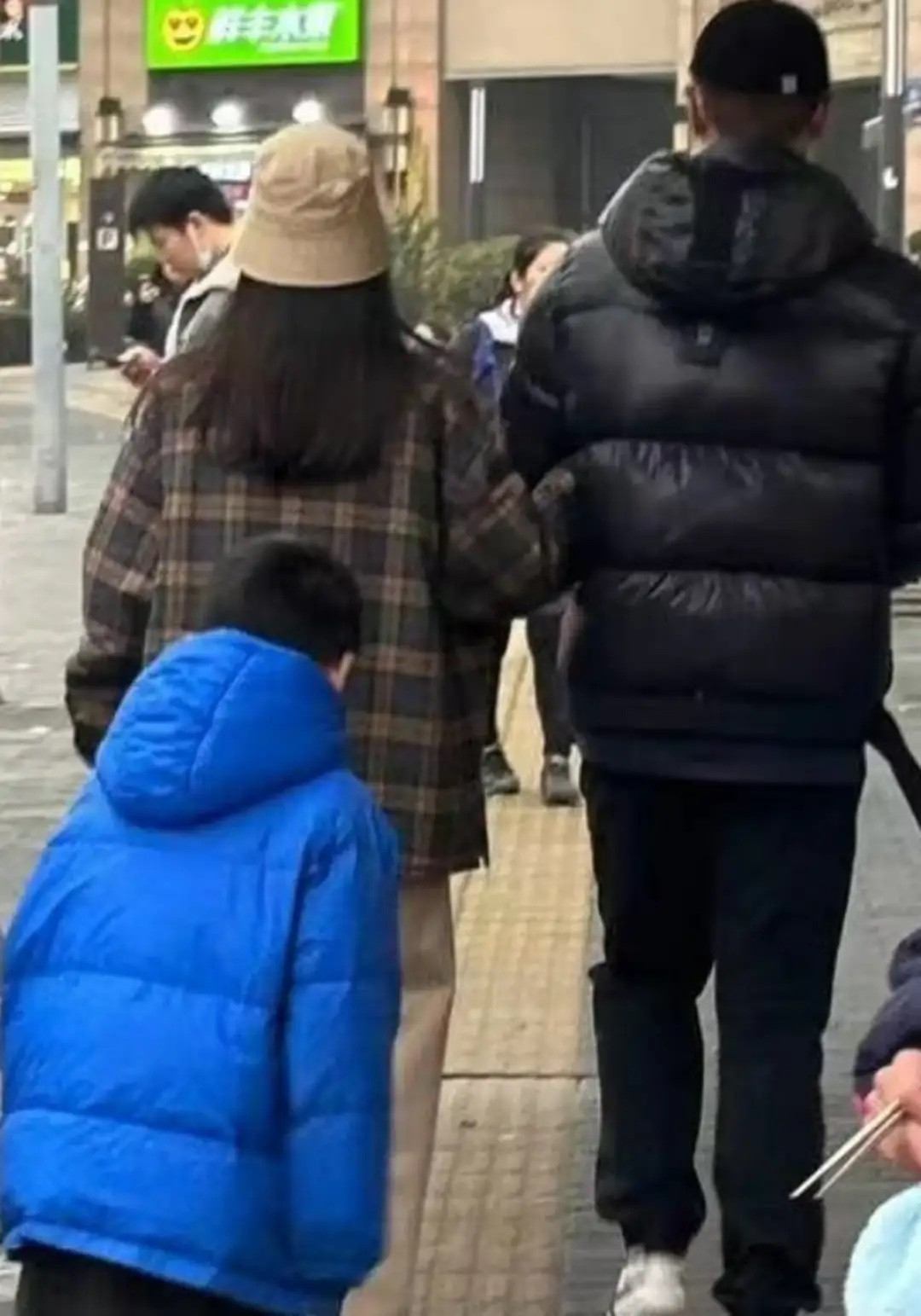 任重夫妇挽手散步被偶遇，41岁孙骁骁年轻漂亮，脚踝纤细真人好瘦！