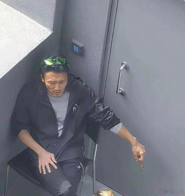 这照片，估计谢霆锋出再多钱也想删除吧