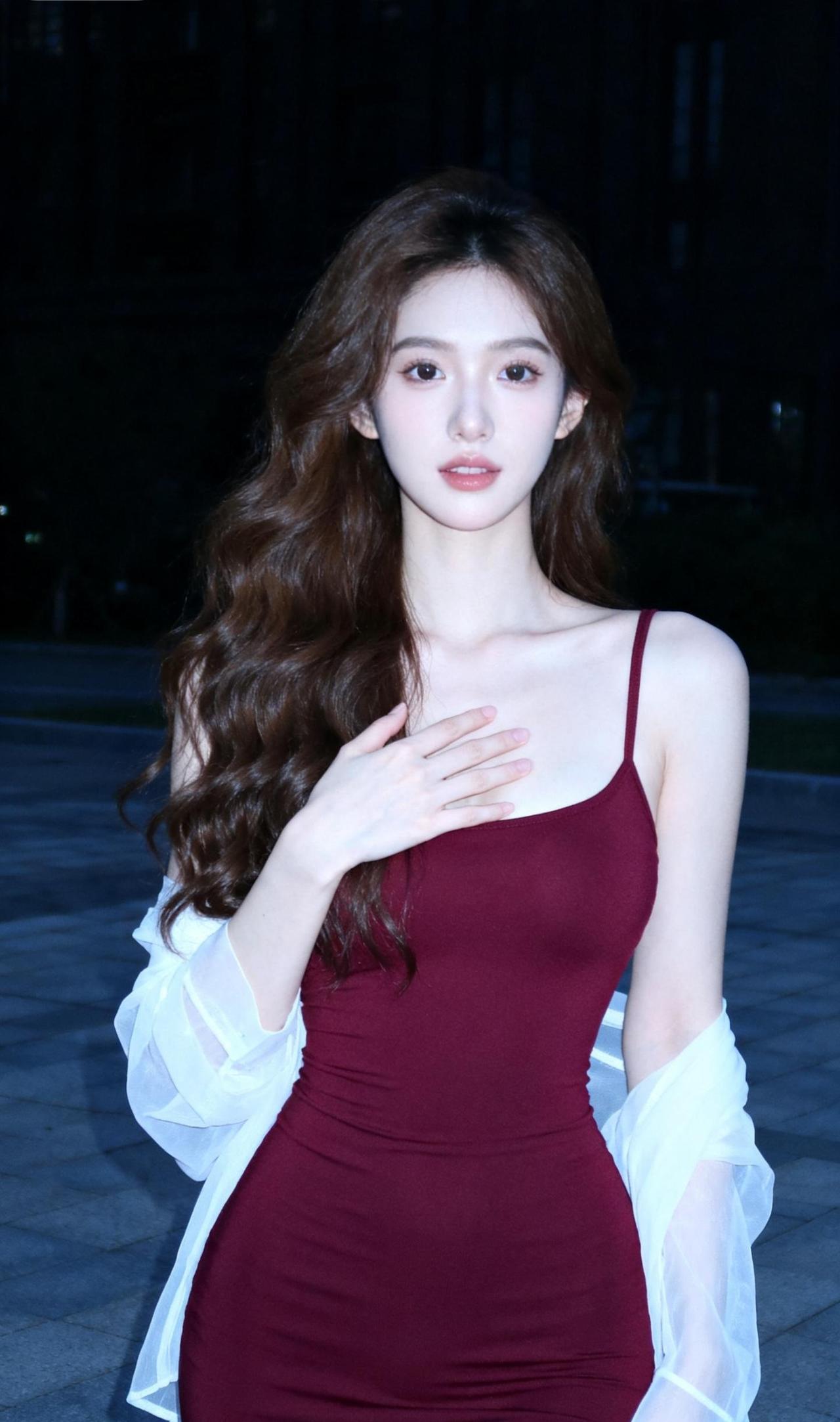 夜晚的优雅，红裙与白纱的完美结合，尽显迷人魅力。美人照怎么拍才好看分享甜美小姐