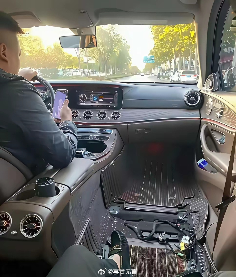 朋友的汽车拆了副驾：等女朋友坐上去，才装回来。