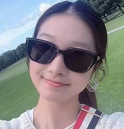 文章与马伊琍的大女儿文君竹（文爱马）在社交平台上分享了一组与妹妹哎哟喂的出游合影