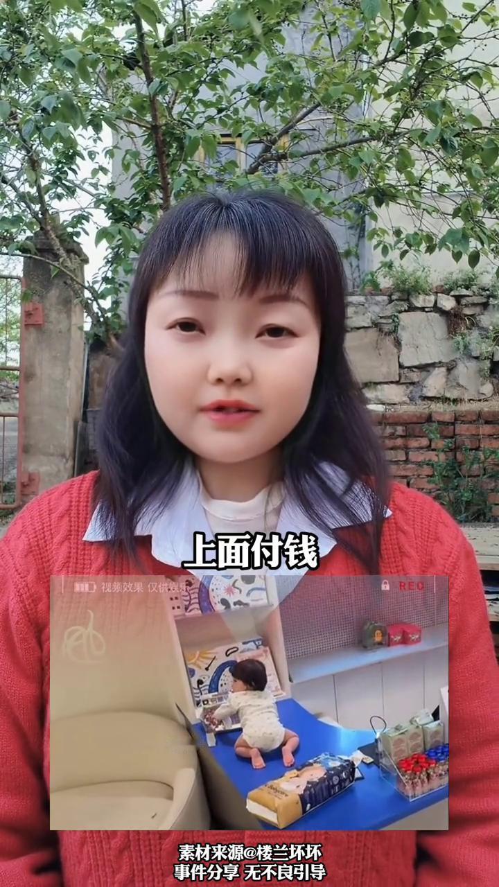 爸妈双双把孩子放在收银台，看完笑不活了。一位年轻妈妈去前台结账，把孩子放在柜台