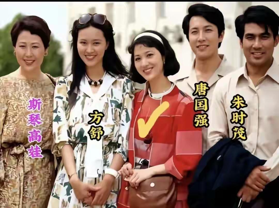 中间这位艺人，您知道她是谁吗？