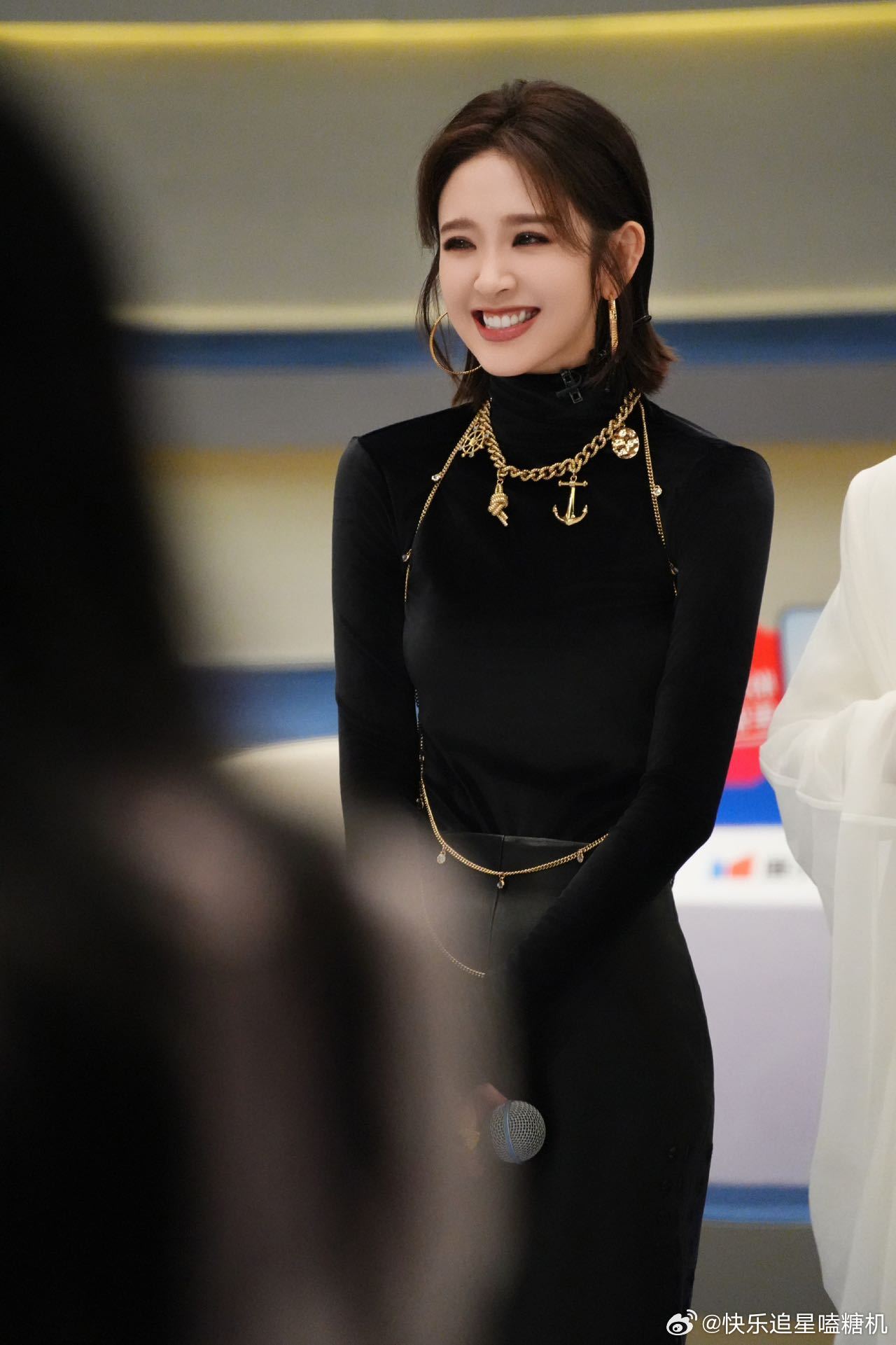 李小冉想补偿唐艺昕李小冉的补偿式拉票也太圈粉，对唐艺昕满眼偏爱，两位高颜值姐姐同