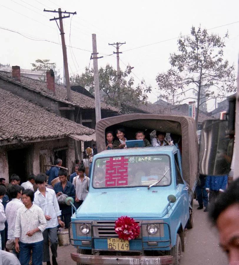 上世纪90年代，一辆拉风的婚车，车头挂着的牌照是“四川4405149”，因此，这