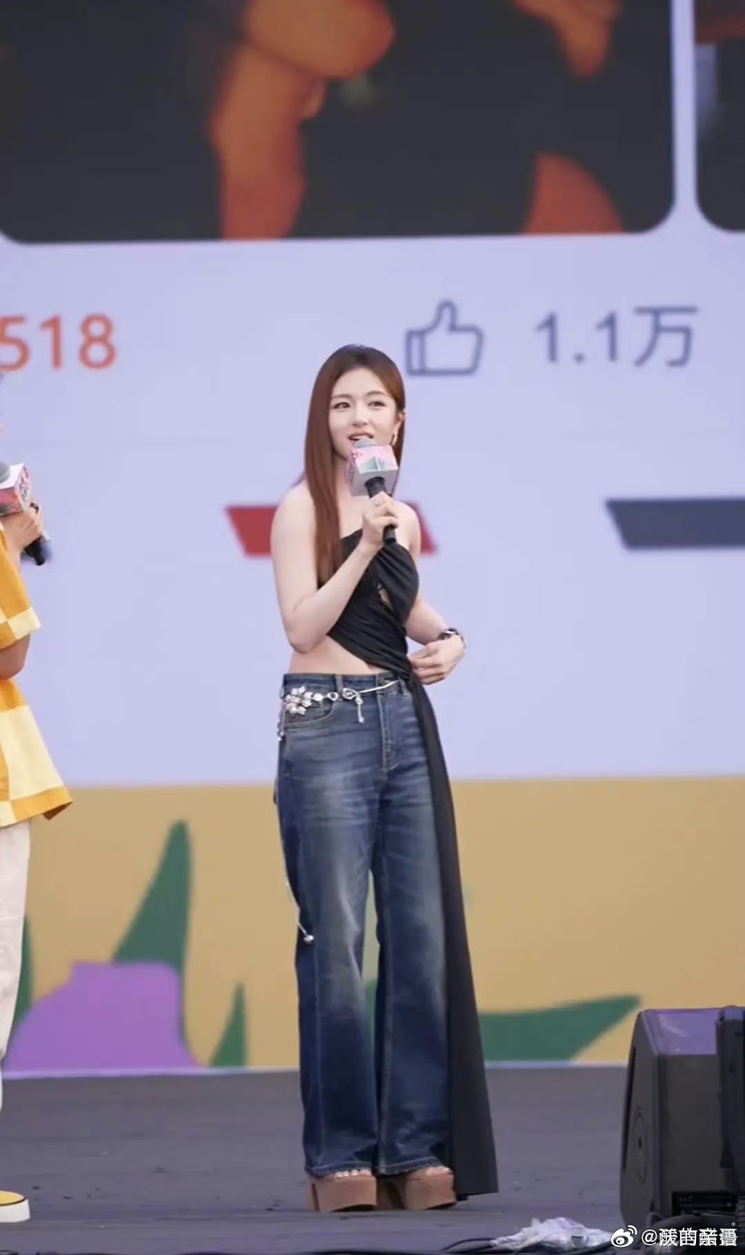 不说风不风格，这衣服挺丑的，牛仔裤也不咋好看，小镇地摊货既视感，“做旧”感但土然