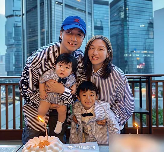 57岁，剖了，母子平安，古巨基又当爹了。大儿子才刚上幼儿园。这女人提前三年备孕，