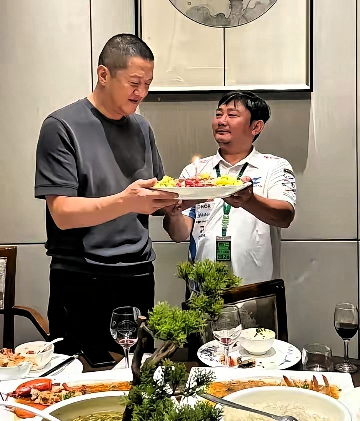 李亚鹏55岁生日宴，张雪搂着他脖子说“我想跟你亲一下行不行？”旁边人直接“啊？”了一声！近日，李亚鹏