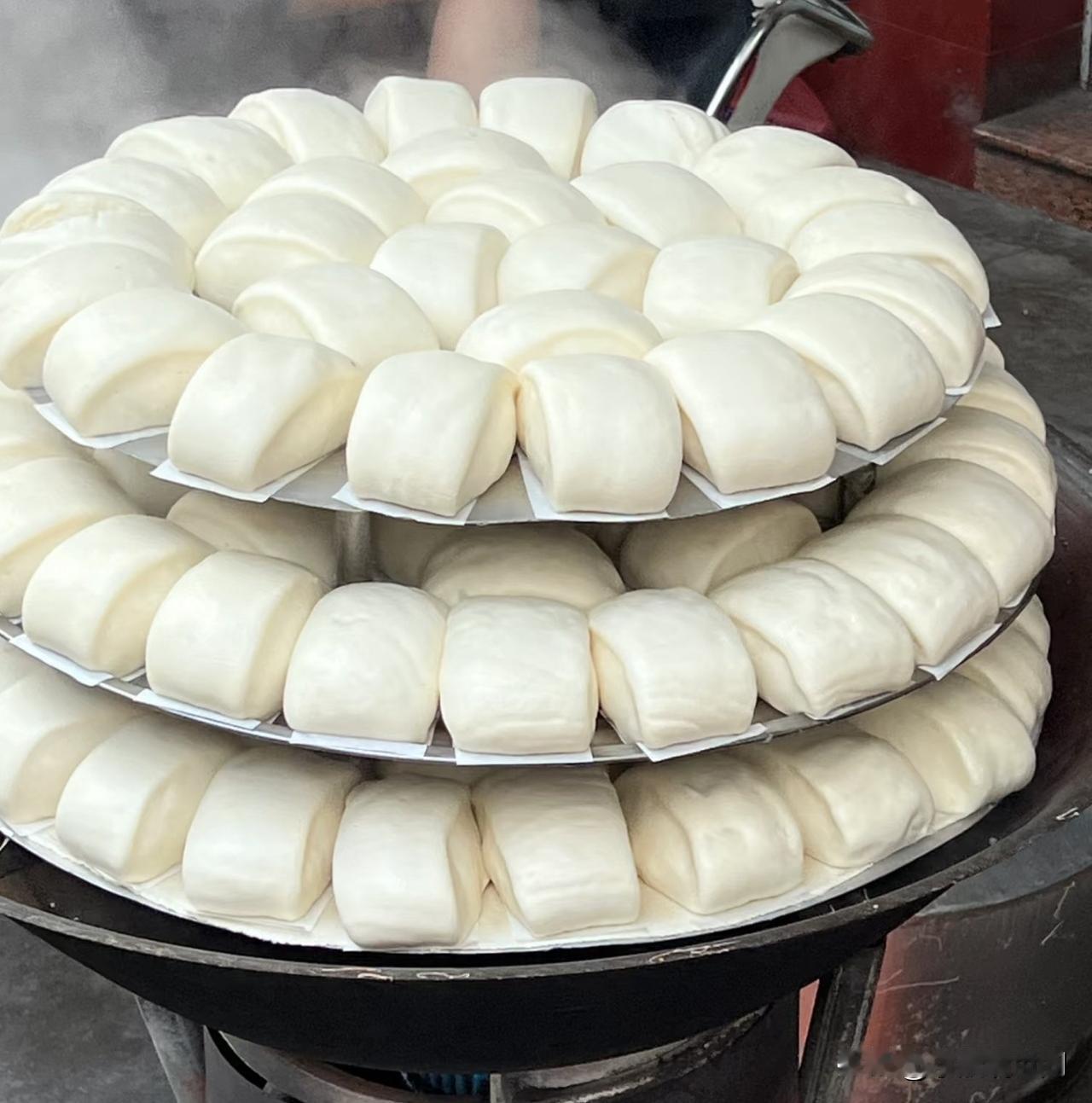 给你一个馒头，你会配什么菜一起吃呢？友友们，你们喜欢什么菜就着馒头吃.