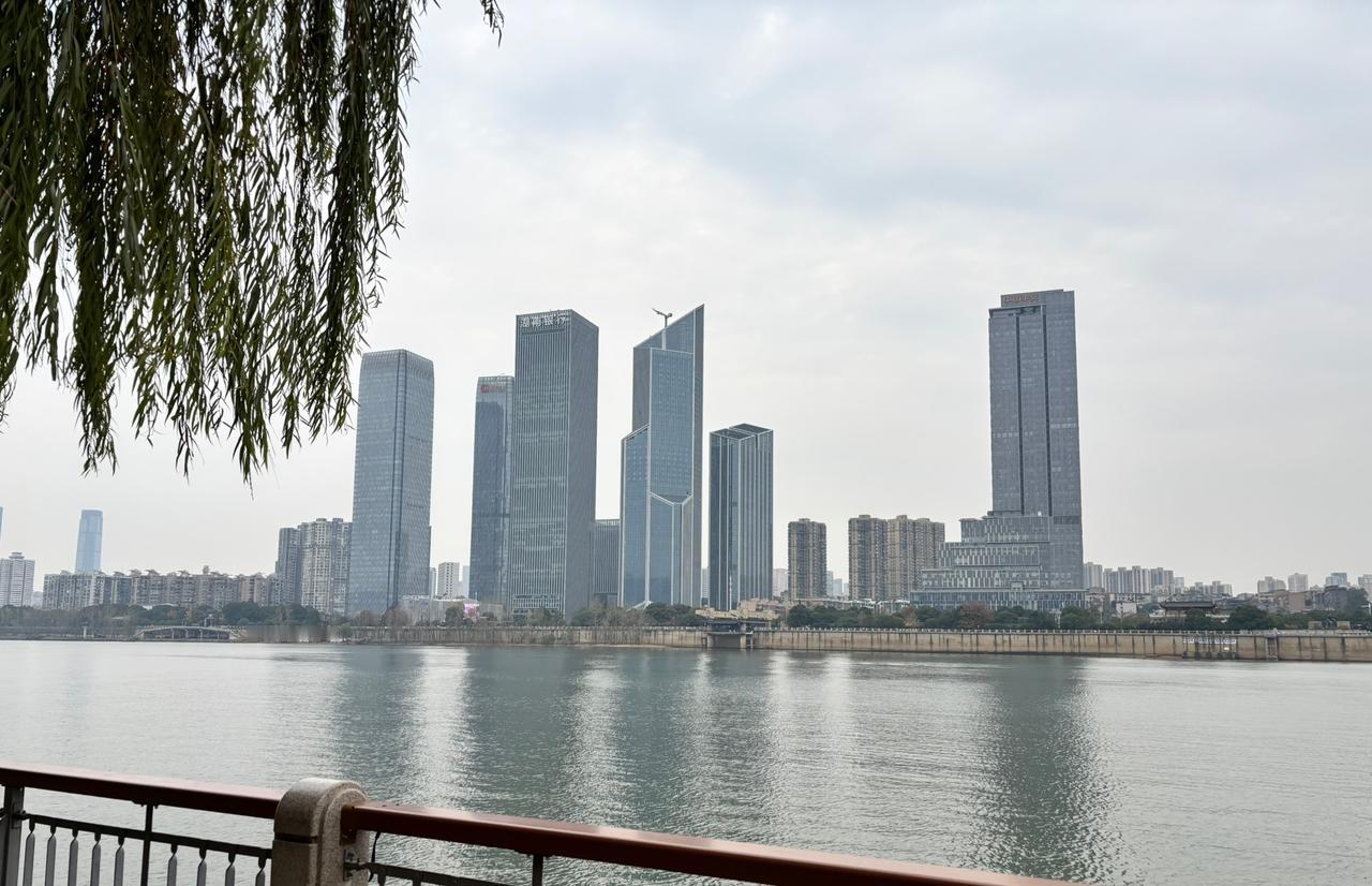 北京禁止唱衰的效果出来了：最近我有3个朋友都在看房。一个是想换大的，一个是买小的