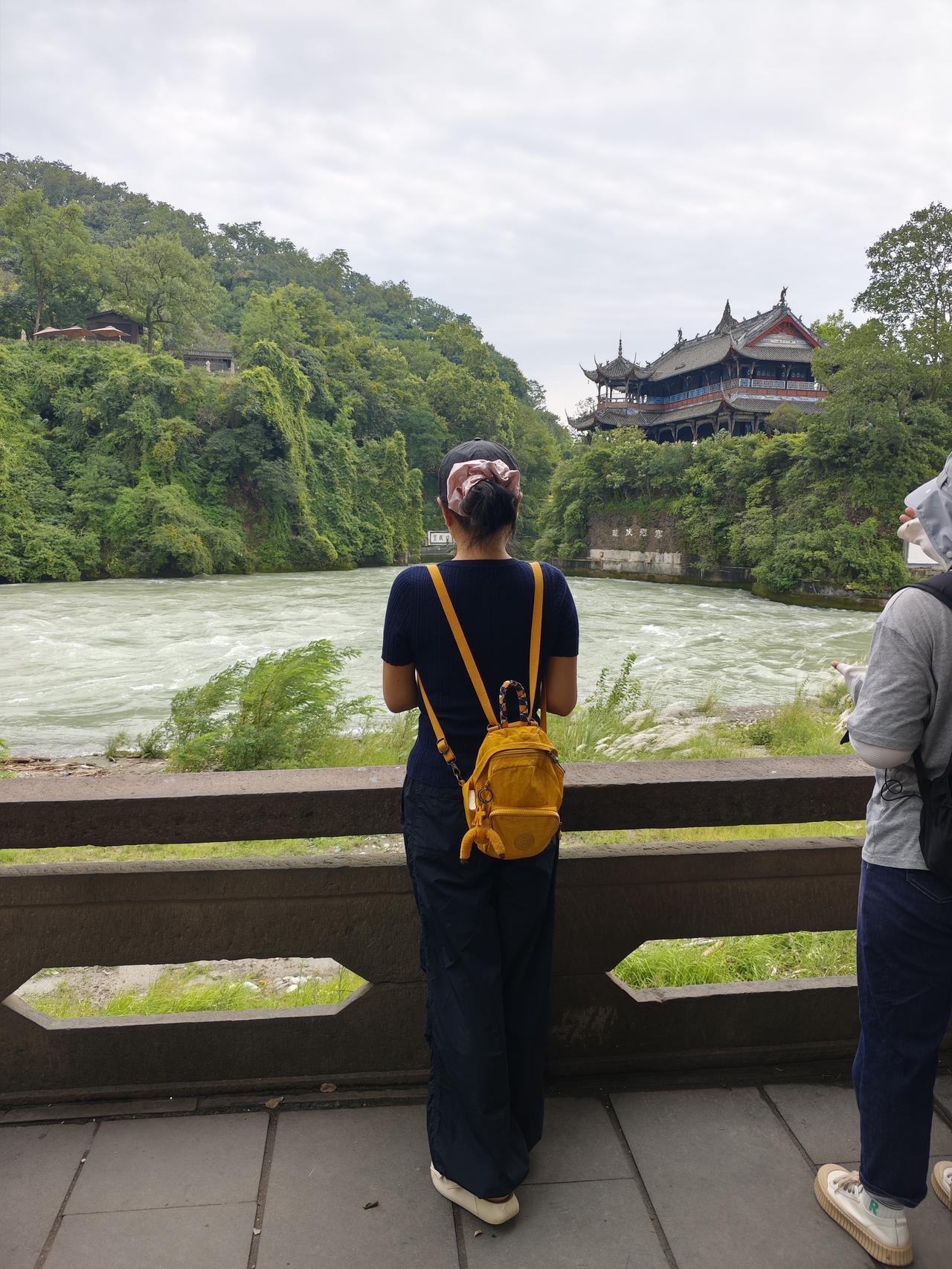 成都的秋天，微风吹过，虽然夏天的尾巴还在，但秋天的脚步已悄然临近。 秋天的阳光已