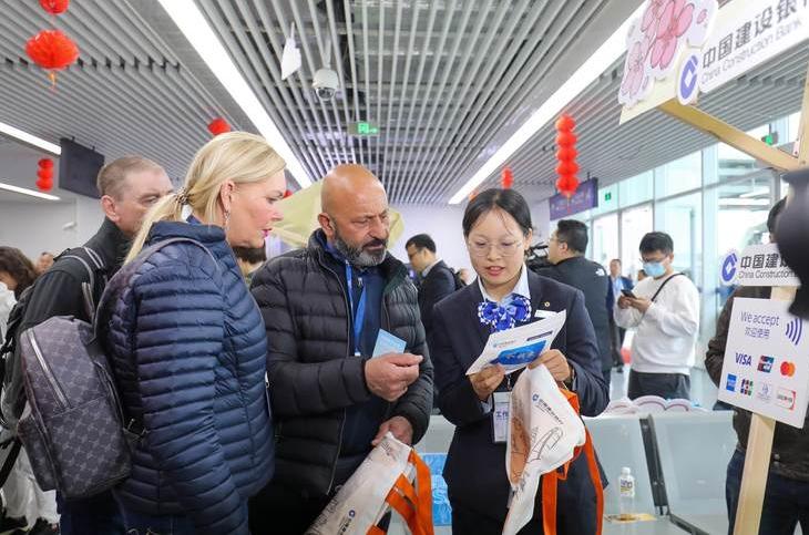 越来越多迹象显示，中国正在成为新的全球购物天堂，外国游客专程来扫货已成新风潮，外