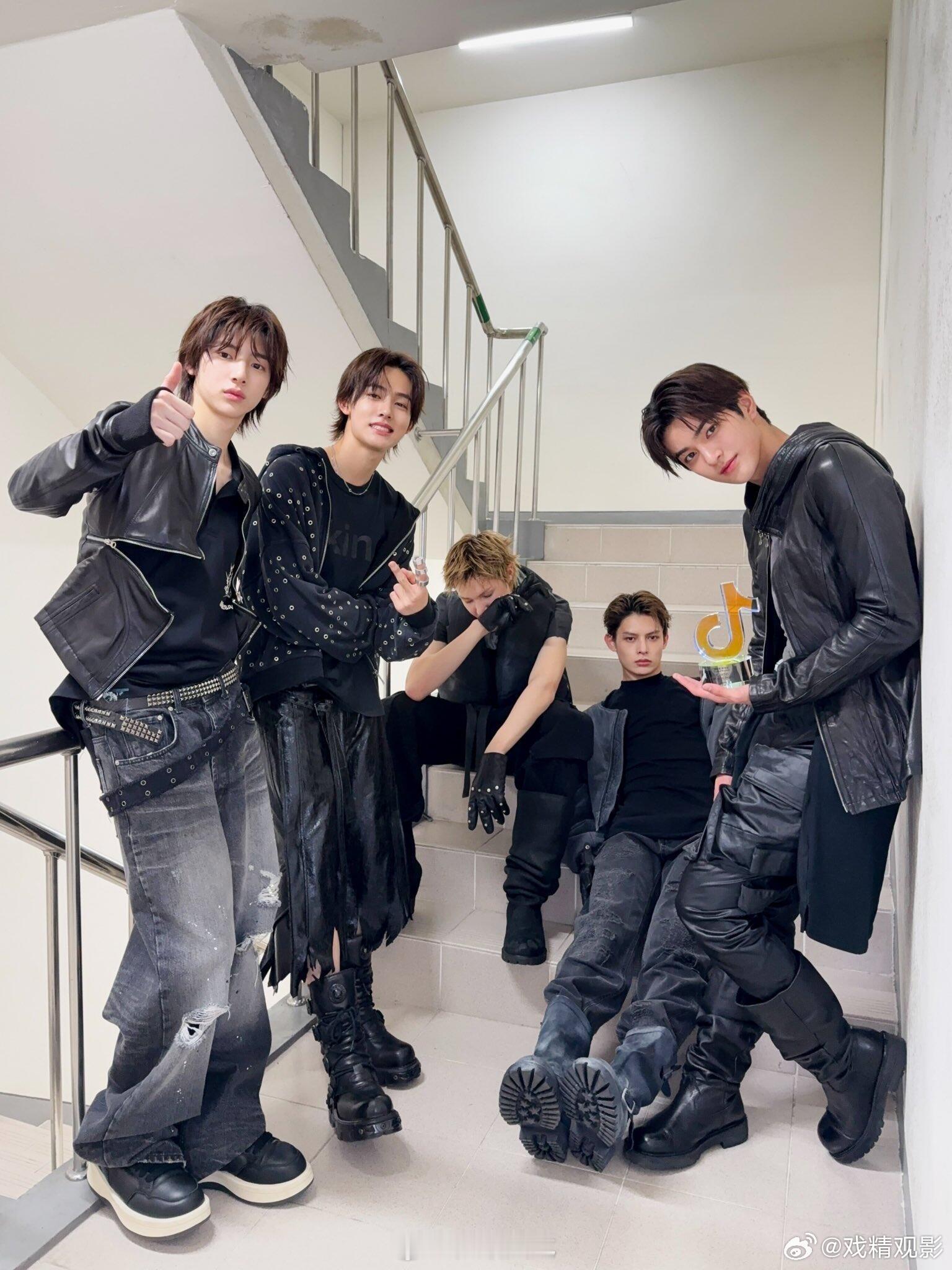 Cortis开辟了很新的宠粉赛道要夸爆Cortis本次上海活动，全实名制座位写