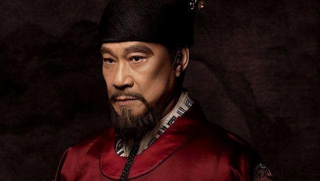 兵部尚书铁铉，被推入滚烫的油锅，油花四溅，太监们的惊叫声此起彼伏。有人试图用铁叉