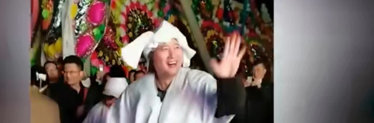 文艺界的人就是不一样。图一是著名歌唱家戴玉强那厮。他娘过世，这厮奔丧，在居丧