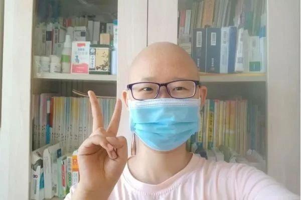 2019年，19岁女孩患癌花了200万，亲戚都劝她：“别治了，为了救你，你母亲卖