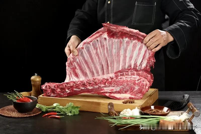 福建舰伙食曝光有羊排大虾红烧肉福建舰伙食曝光，羊排、大虾、红烧肉，这简直是“