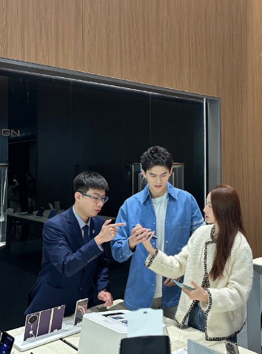 11月28日，有网友在杭州某商圈拍摄到孙杨与妻子张豆豆的逛街画面。视频显示，两人