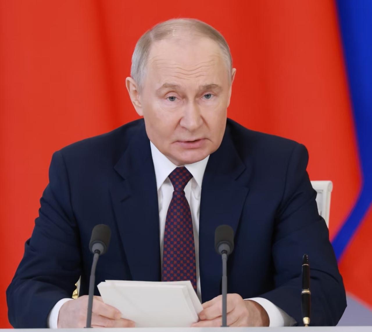 普京一句话，让全世界都愣了！当被问到俄乌最终协议时，他摆摆手：“现在谈这个太不礼