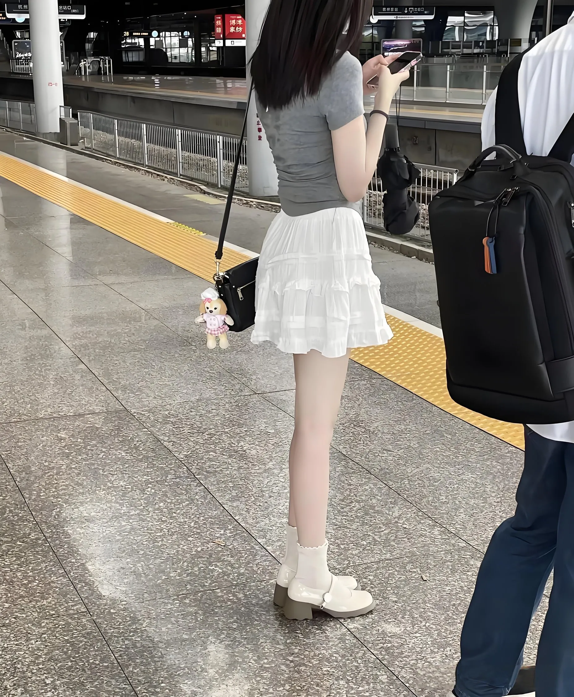 坐高铁遇见的，这穿搭一看就是个大学生。