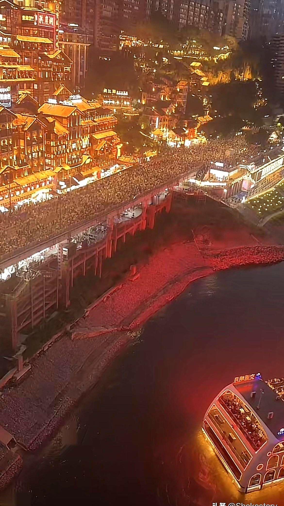 五一小长假重庆洪崖洞的人流跟武汉长江大桥上面👆的人流！对比🆚一下还是重庆的