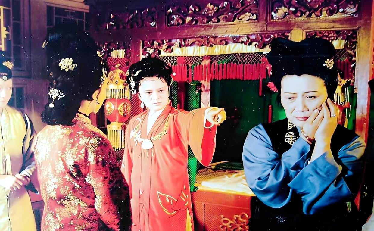 《红楼梦》贾府这么个钟鸣鼎食的诗礼之家，怎么突然就闹出半夜三更抄自家后院的阵仗？
