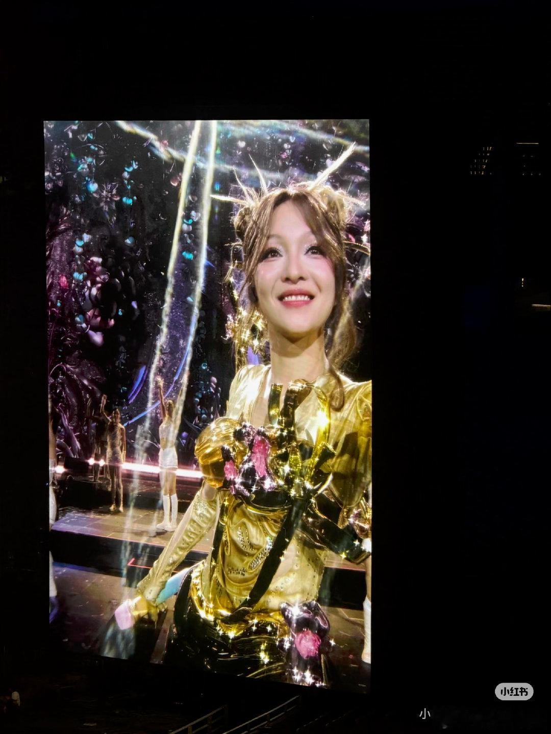 张韶涵演唱会换装张韶涵演唱会换装太卷了！一场下来十几套造型，百变风格无缝切换，