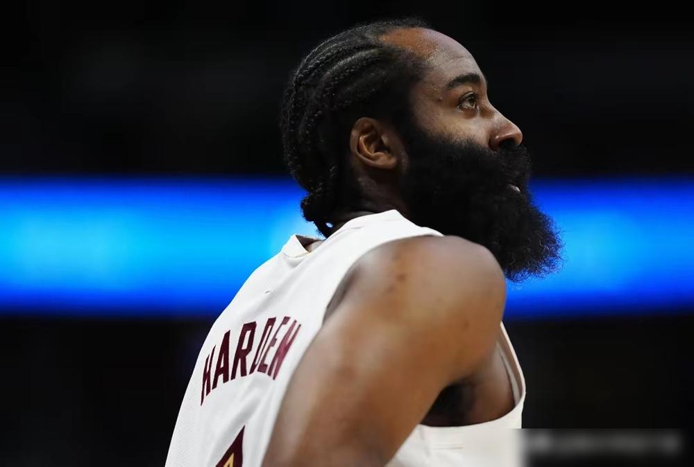 别吹哈登13+11了，这数据看着都脸红。全场运动战只进一个球，你敢信？4次出