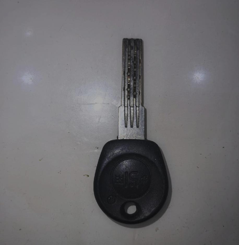 今天出门着急忘带家里钥匙了，赶紧在某团上找了个上门开锁的师傅。师傅过来就试着开了