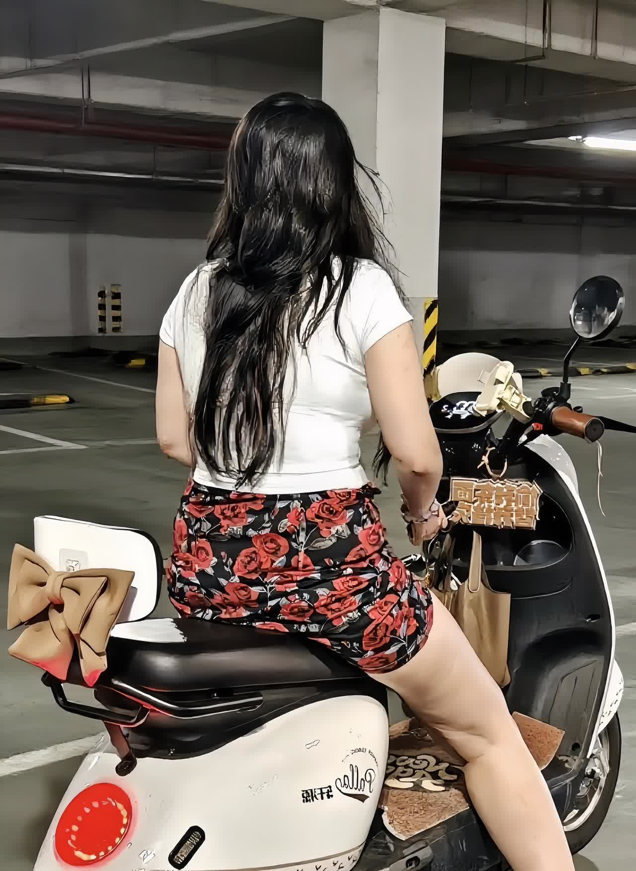 长发妹子骑摩托，准备出发喽！