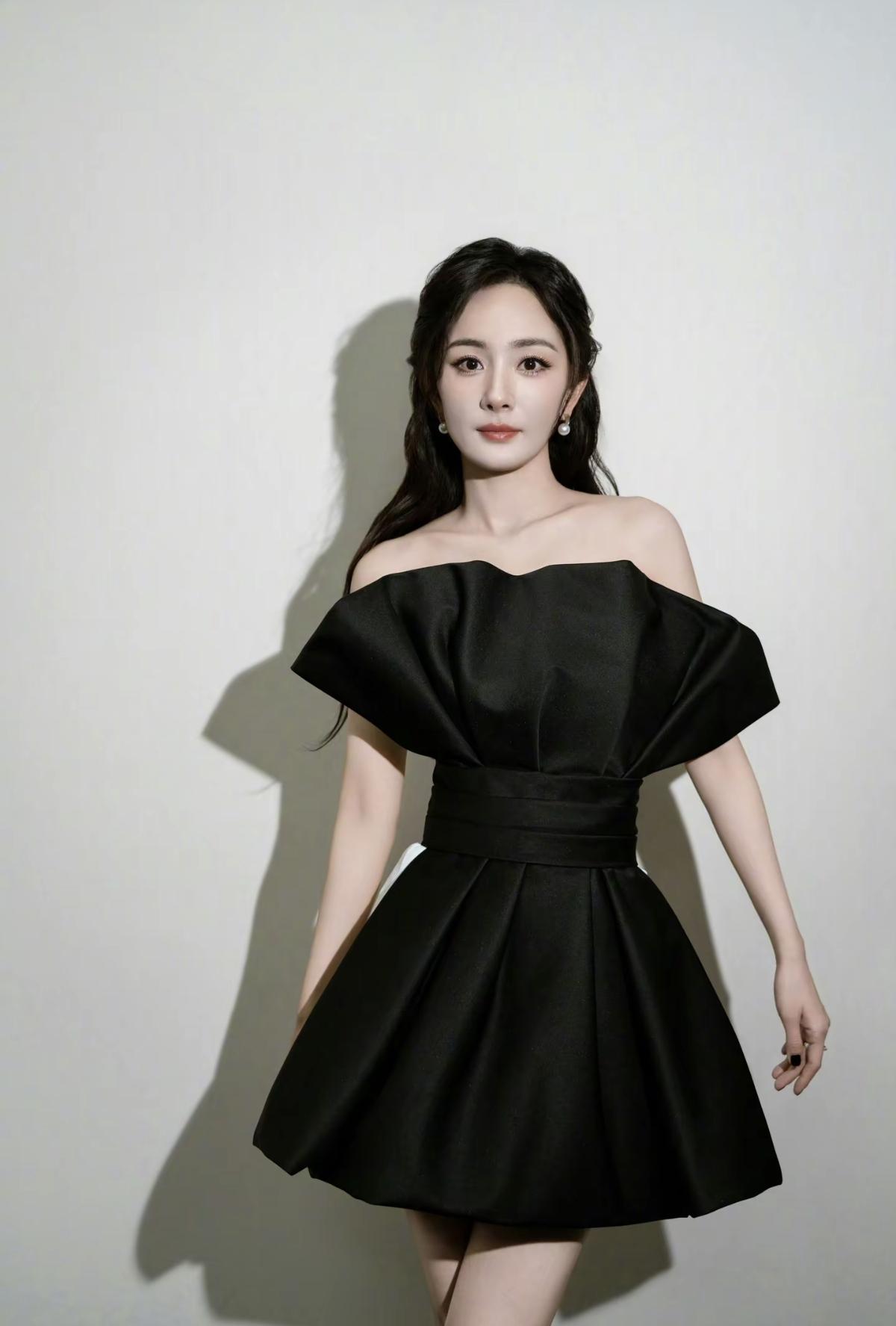 杨幂作为顶流女星，多年来以“少女感与御姐气并存”的风格成为时尚界宠儿。她的造型常