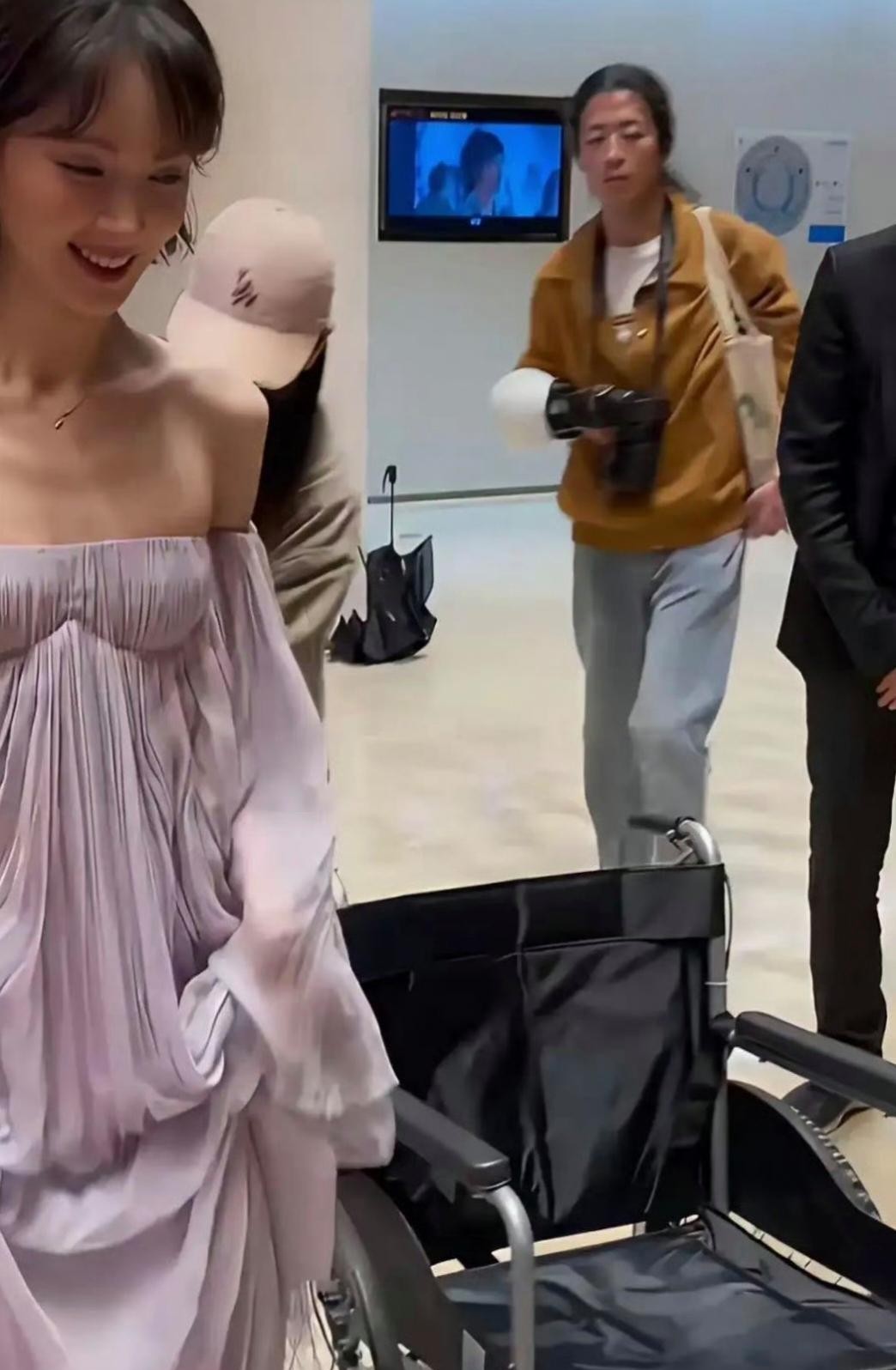 搞不懂女明星为什么要这样穿衣服，胸前那个造型好尴尬！