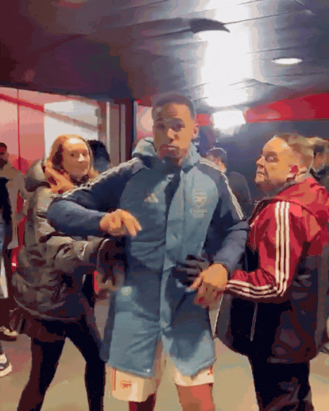 阿森纳的右后卫魔咒确实存在🥲-球队签下贝莱林，替代易伤的德比希