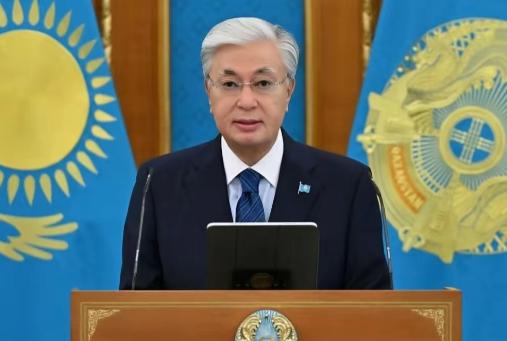 前脚新加坡总理黄循财呼吁中方放下历史恩怨，和日本实现和解。后脚哈萨克斯坦总统托卡