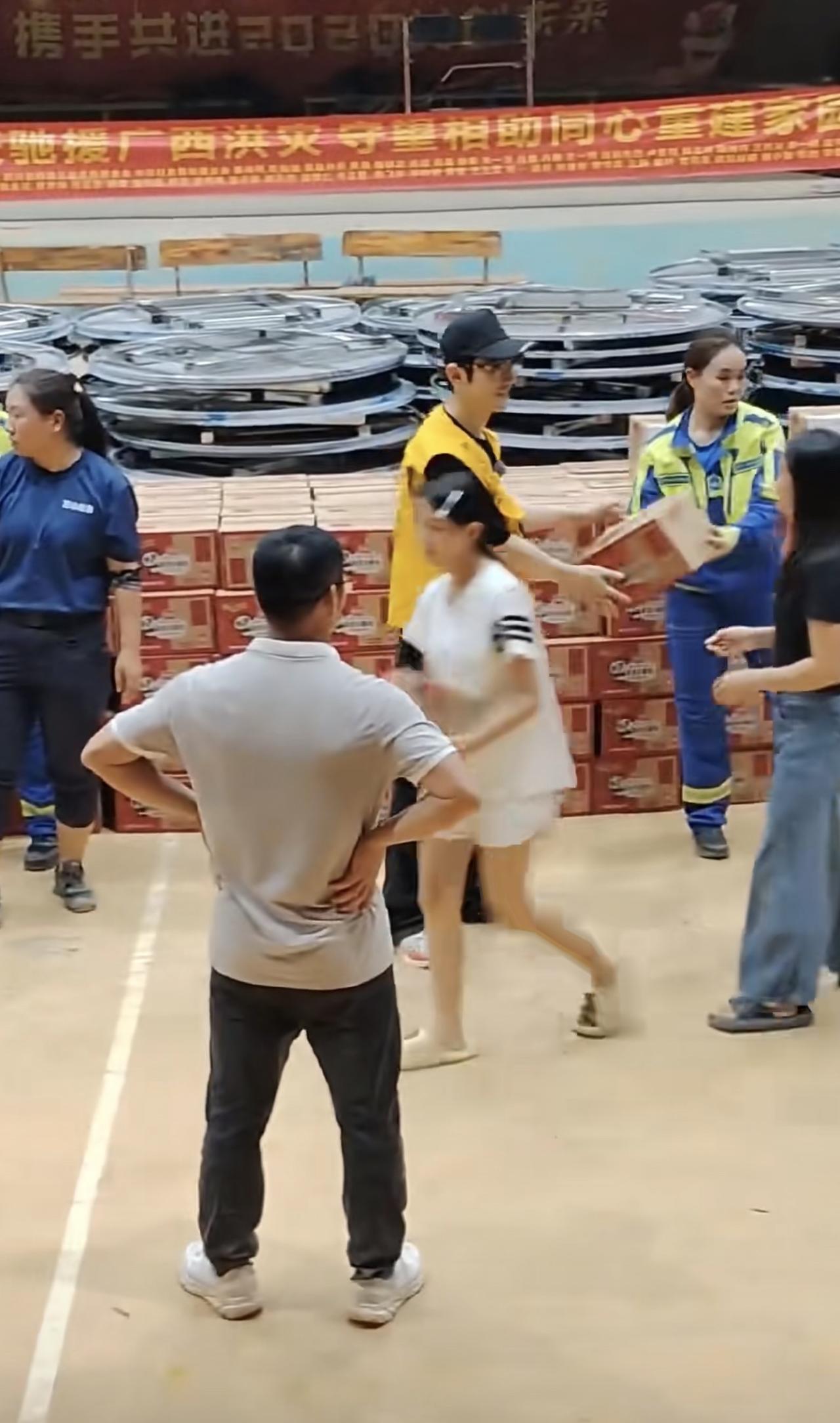 48岁黄晓明现身广西当志愿者，穿着黄马甲干活一点也不矫情，帮忙搬运物资累的气喘吁