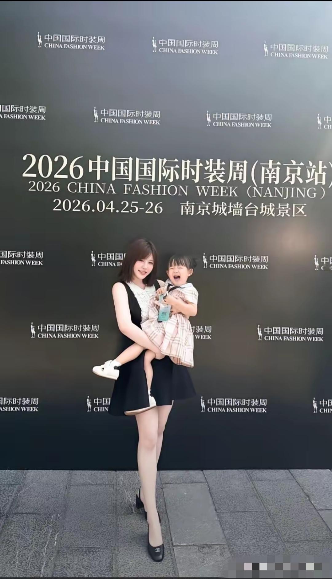 单亲妈妈黄一鸣和女儿闪闪坚强生活，自食其力，拥抱生活！