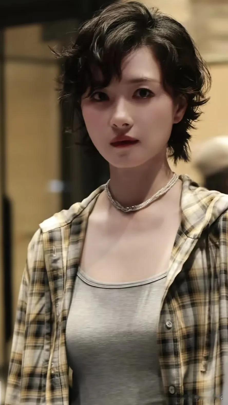 这个发型也太飒了。以前就喜欢万茜的气质没想到配上这发型绝了