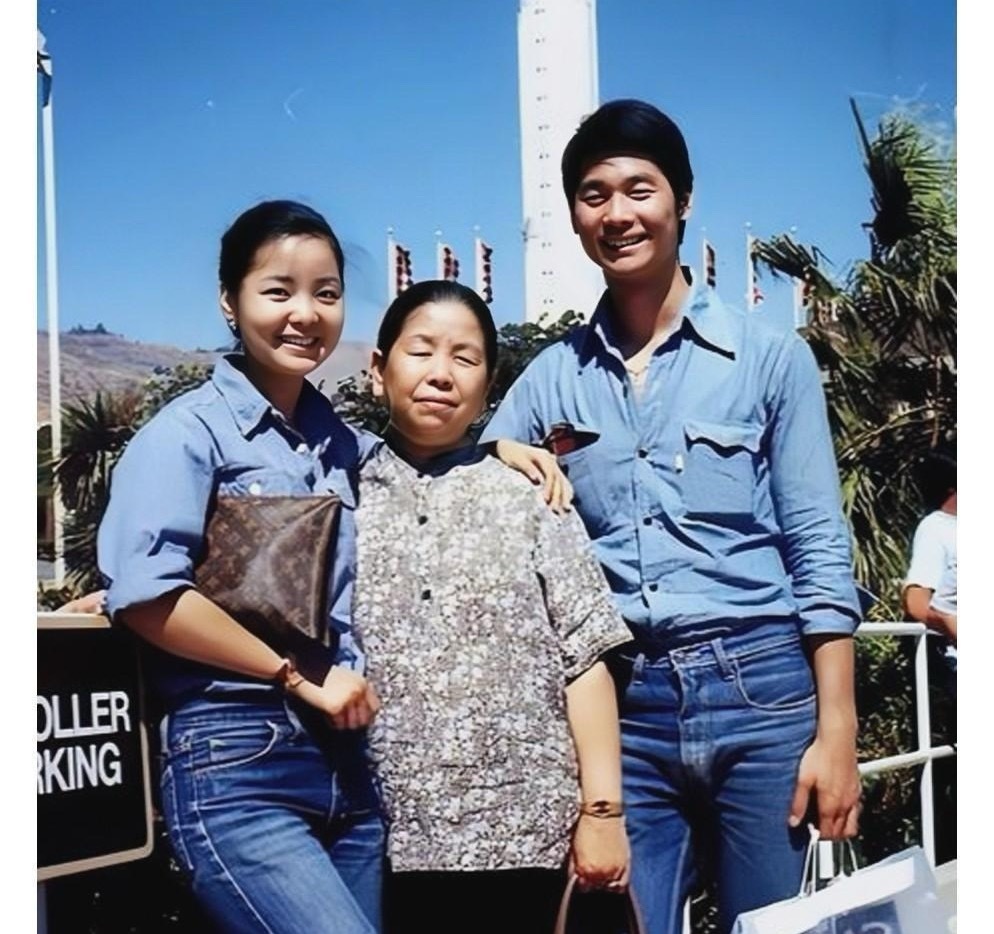 一代歌后邓丽君，一九七八年与母亲及哥哥在美国洛杉矶街边的珍贵合影。时年二十五岁，