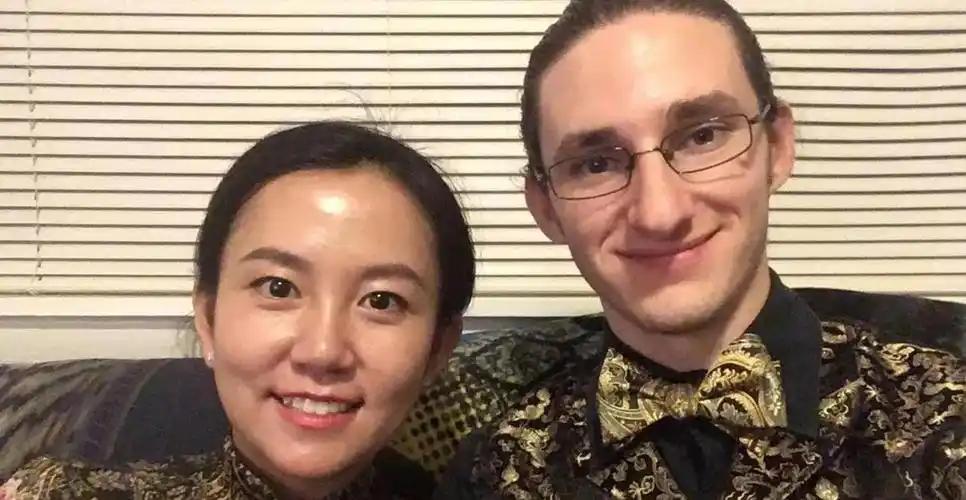 “你应该滚回中国去！”“别用亚洲人的脏习惯喂我的孩子！”2019年这是美国男人对