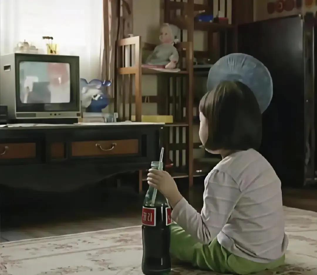 穷得吃豆芽，零食却像脸盆大剧组后来解释，那些香肠、雪饼全是泡沫模型，拍完就