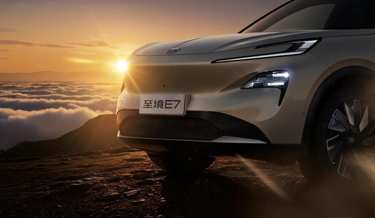 主打家庭大五座的SUV，别克至境E7。4米85的车长，2米85的轴距，尺寸很克制