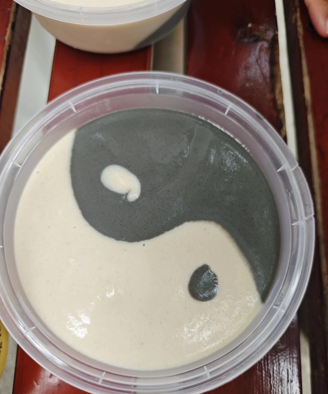 来武汉“过早”，我竟成了显眼包！因为买的太多，吃的太多，路人纷纷看过来。第