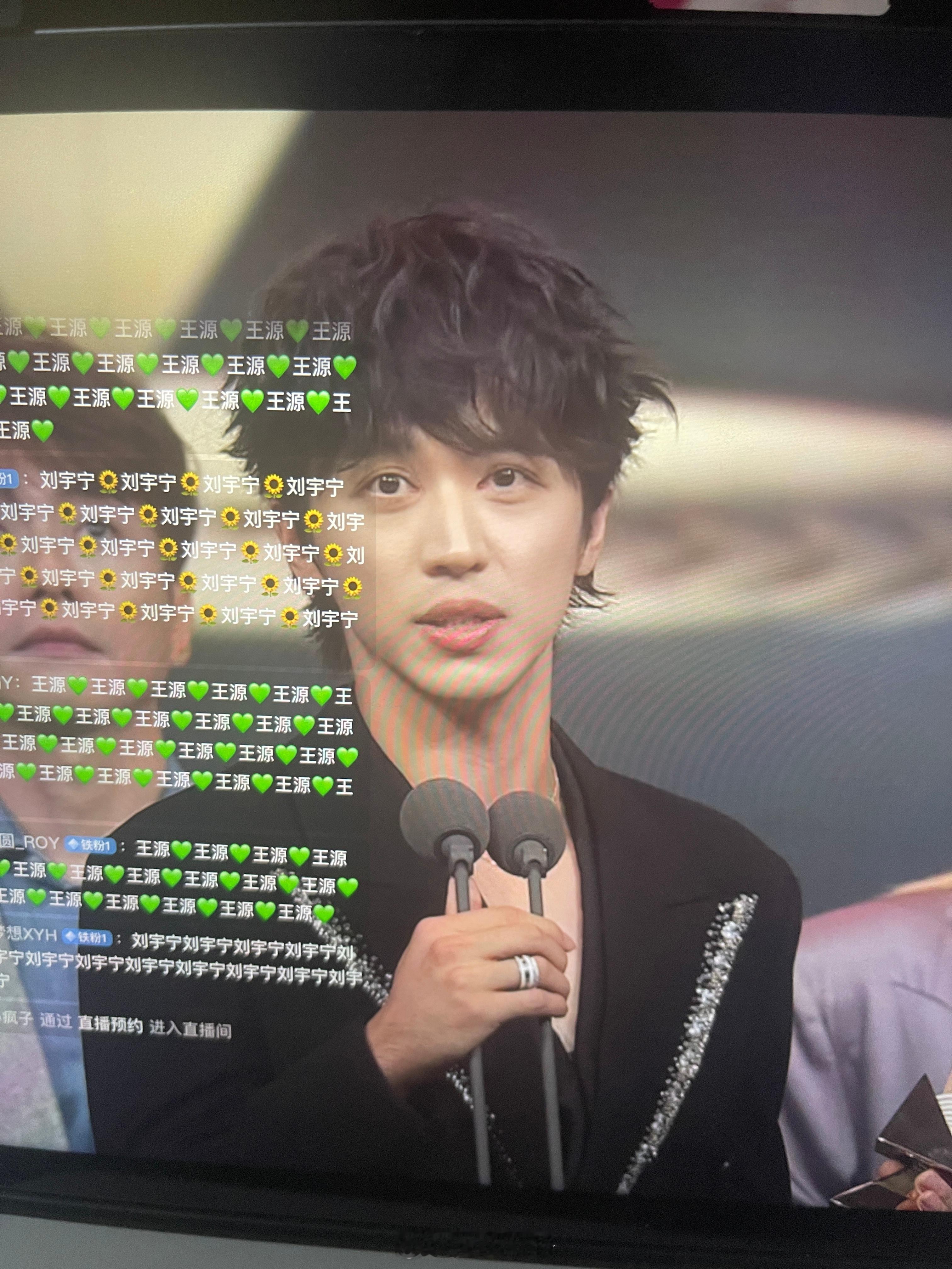 微博音乐盛典阵容很迷惑……什么奖项都有，实在邀请不来人就别办了那些投票的来了几个