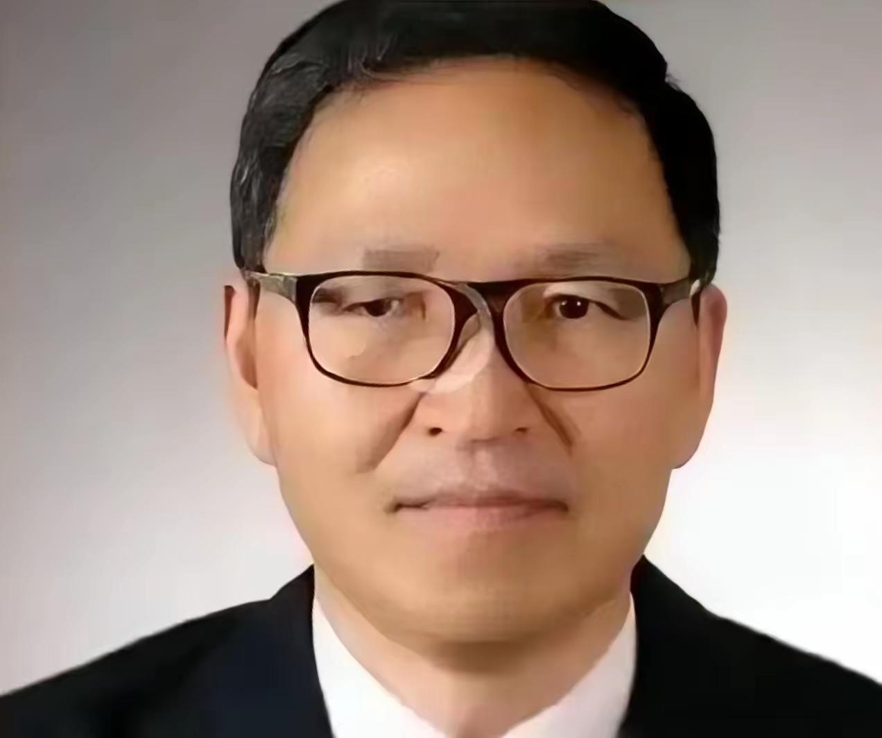 黎孟龙是“讼棍+买办”双重结合体，传统讼棍核心特征：吃透律法漏洞、流水线式批量