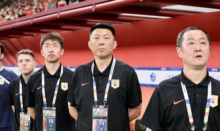 海港外援安佩姆上半场补时的破门因VAR介入被判无效，主裁认定维塔尔护球时鞋钉轻微