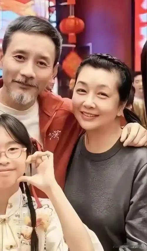 江珊的丈夫田小洁说，我对我前妻曾萍挺亏欠的，年轻时只顾事业，忽略了曾萍的感受。提