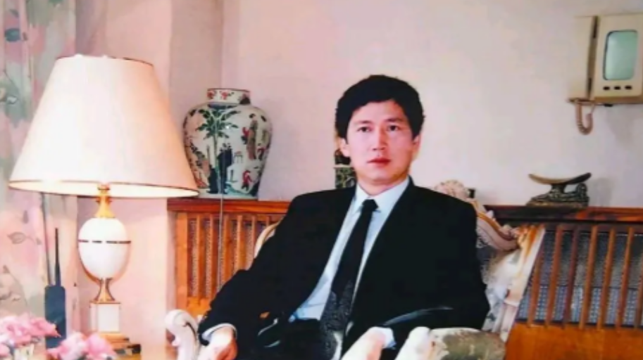 1989年，41岁李春平娶了79岁好莱坞影星，继承100亿遗产，后来女影星弥留之