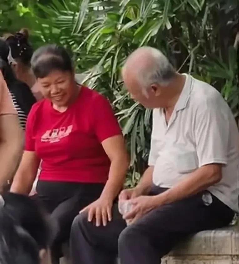 公园里大妈迷之行为仔细看穿红上衣的大妈的手，再看她的表情变化。似乎她们之间