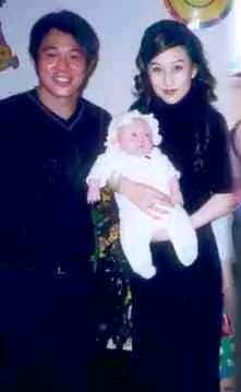 利智肤白貌美，她衬得李连杰好黑，她大女儿肤色随了李连杰，不像她那样白得发光。