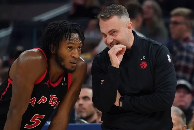 在防哈登时，猛龙主帅选了2杯毒药之一，切断哈登与队友连线，让他自己陷入单打！上